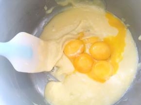 分离鸡蛋，蛋白打至干净容器，蛋黄加入到面糊中搅拌均匀