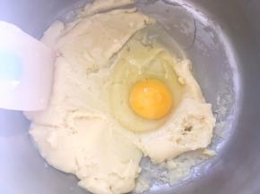 加入一颗鸡蛋，搅拌均匀