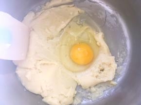 加入一颗鸡蛋，搅拌均匀