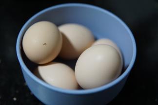 洋鸡蛋大概是4个，我用的土鸡蛋，带壳240克左右