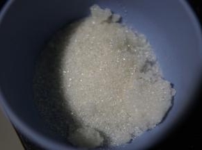 剩余的30克白糖，需要分3次加入蛋白