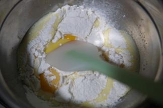 蛋黄盆，利用刮刀，搅拌至无干粉细腻的状态