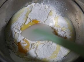 蛋黄盆，利用刮刀，搅拌至无干粉细腻的状态