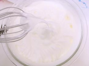 蛋白加几滴柠檬汁，分三次加入剩下的砂糖打发至湿性发泡，打蛋器提起有个长长的尖，但不滴下来