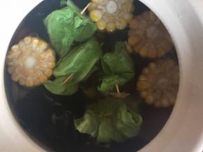 先煮不好煮的，玉米、木耳、洋白菜里面包着肉馅，洋白菜烫一下比较容易包
