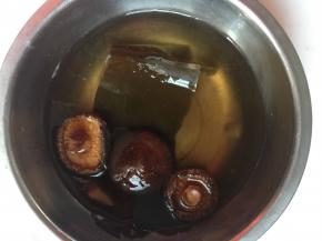 昆布洗干净和香菇泡发4小时以上