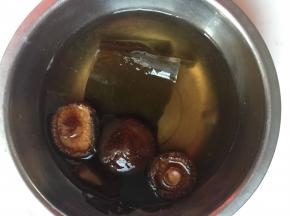 昆布洗干净和香菇泡发4小时以上