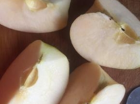 苹果洗干净分四瓣