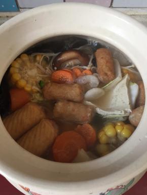 最后放入蔬菜和豆腐煮好