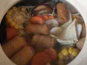 最后放入蔬菜和豆腐煮好