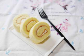 烤好的蛋糕卷冷却之后，卷入奶油即可