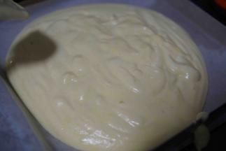 全部混合均匀的蛋糕糊，放入模具内