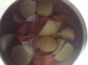 汤底加一点生抽和盐甜甜的汤底就做好了