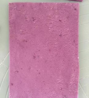 下面撒一些木薯粉防粘，然后按压稍微擀一下用刀整成长方形、厚度大概0.5厘米
我的面团稍微有点干所以就这样做如果面团不干的话可以搓成长条再切也可以