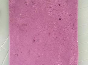 下面撒一些木薯粉防粘，然后按压稍微擀一下用刀整成长方形、厚度大概0.5厘米
我的面团稍微有点干所以就这样做如果面团不干的话可以搓成长条再切也可以