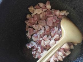 油烧热倒入肉丁翻炒变色开始出油