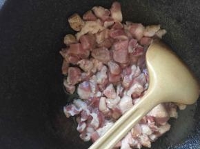 油烧热倒入肉丁翻炒变色开始出油