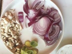 洋葱洗净切条香菇切小丁
葱切段、姜切片