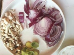 洋葱洗净切条香菇切小丁
葱切段、姜切片