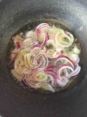 锅中放多一点的油、小火油炸洋葱丝