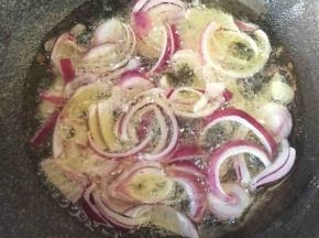 锅中放多一点的油、小火油炸洋葱丝