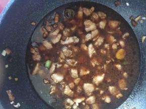 倒入适量温水刚刚盖过肉就可以