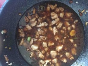 倒入适量温水刚刚盖过肉就可以