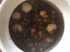 倒入砂锅、小火焖煮一个小时以上直到肉质软糯，汤汁不要收干，卤肉饭没有汤汁味道就不好啦，