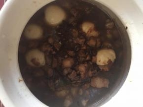 倒入砂锅、小火焖煮一个小时以上直到肉质软糯，汤汁不要收干，卤肉饭没有汤汁味道就不好啦，