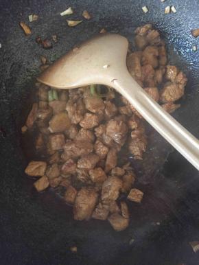 加适量老抽和料酒翻炒均匀