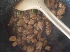 加适量老抽和料酒翻炒均匀