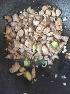 再加入葱姜翻炒