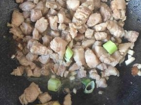 再加入葱姜翻炒