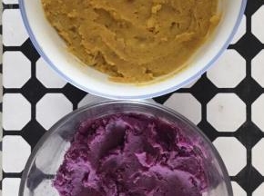 然后趁热捣成细腻的泥