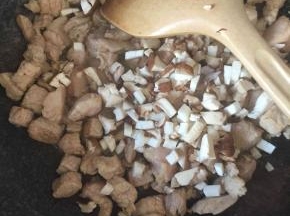 倒入香菇翻炒