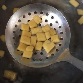 水烧开后放入红薯芋圆中小火，飘起来后煮一二分钟，尝一下没有硬心就可以了
因为紫薯掉色所以要单独煮，