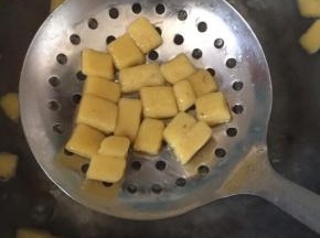 水烧开后放入红薯芋圆中小火，飘起来后煮一二分钟，尝一下没有硬心就可以了
因为紫薯掉色所以要单独煮，