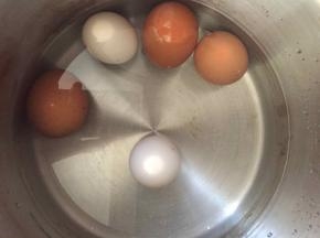 鸡蛋冷水下锅、煮开后小火煮熟，火大了怕鸡蛋破裂
