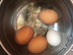 煮好后捞出来冲凉水剥皮备用