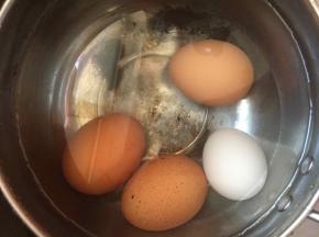 煮好后捞出来冲凉水剥皮备用