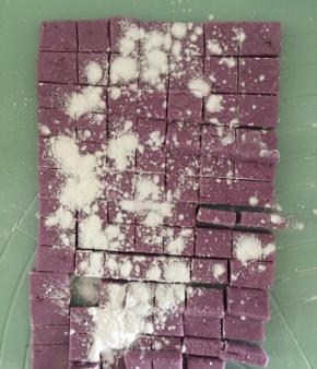 切好后撒些木薯粉抹匀，