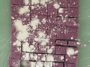 切好后撒些木薯粉抹匀，