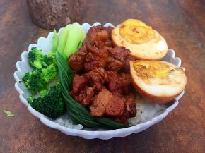 盛一碗米饭放上蔬菜、肉、鸡蛋开动好满足有没有