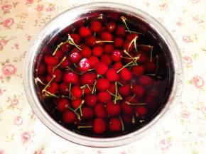 1.	樱桃加适量的盐，加清水浸泡30分钟左右，