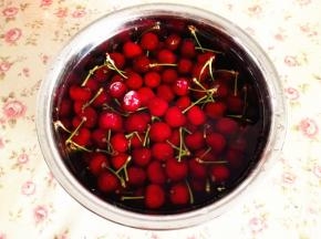 1.	樱桃加适量的盐，加清水浸泡30分钟左右，