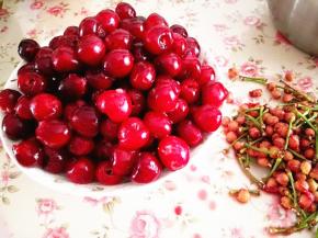 4.	注意最好戴个手套，这样手就不会被染色啦，樱桃去好核后，准备开煮啦，