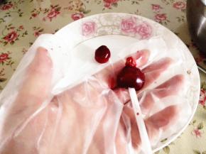 3.	取1个樱桃，去掉梗以后，用吸管从此处往里捅，就把核去掉了，