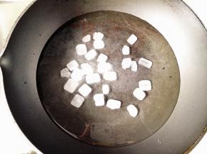 5.	干净无油的锅里，加入清水，放入冰糖，煮开至冰糖融化，