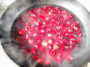 6.	加入樱桃，开盖大火煮，