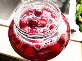 8.	准备一个干净无水的罐头瓶子，把煮好的樱桃趁热装入瓶子中，